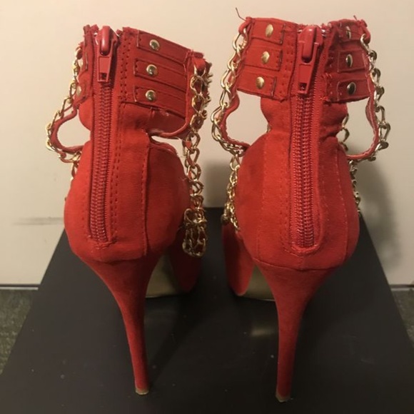 🚨Woman’s❣️Red & Gold Chain 🌟 Platform Heels 👠 - Picture 2 of 3